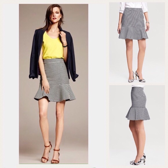 Banana Republic Dresses & Skirts - Banana Republic Chain Print Flounce Skirt